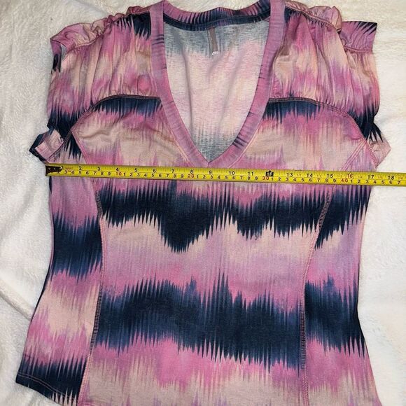 FP Movement Heatwave V Neck Pink Blue Tie Dye Tee Large NWT - Picture 7 of 9